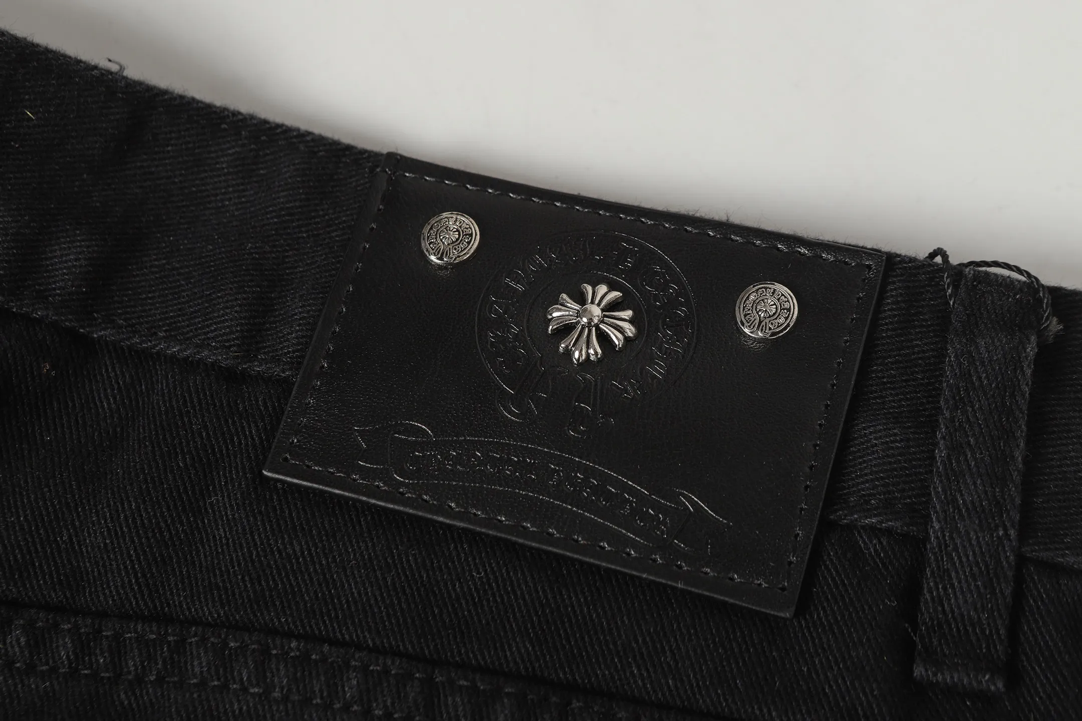 P270 Cross-border model, please do not place an order if you are pursuing quality - Chrome Hearts/Chrome Hearts Cross ✝️Leopard print embroidered washed jeans, trousers and casual pants - High weight, high density and high quality. The wool is soft, delicate and skin-friendly. It feels soft and silky. It has excellent warmth and skin-friendly properties - Custom-woven and dyed with no color difference. No matter the fabric or workmanship details, it beats the ordinary version on the market - Hardware zipper accessories are all customized, full of details -Colour: washed black -Size: 28 30 32 34 36